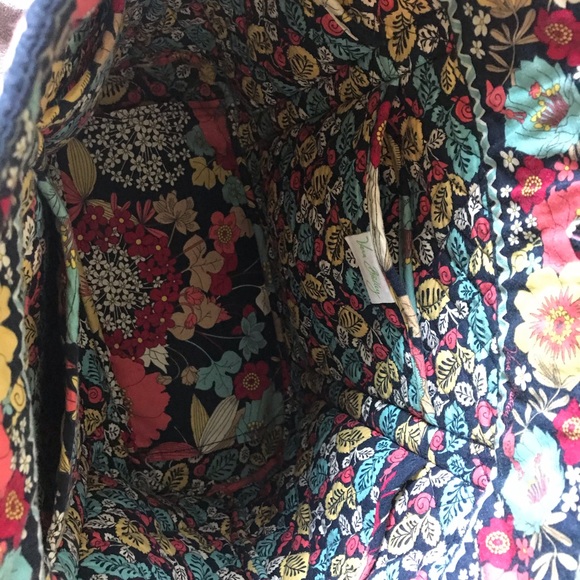 Large Vera Bradley tote in GUC. Lots of pockets! - Picture 4 of 7